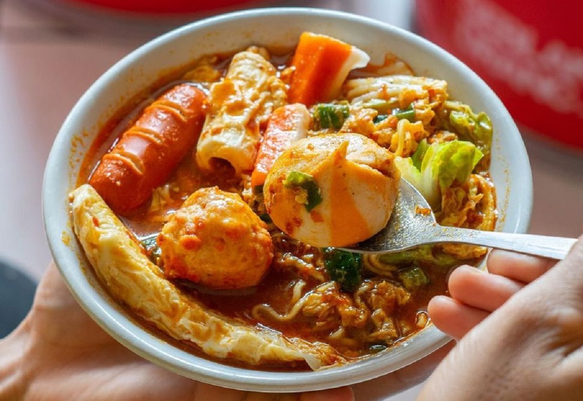 Seblak Bar Bar: Rasa Pedas yang Menggigit Hati di Jantung Cilacap